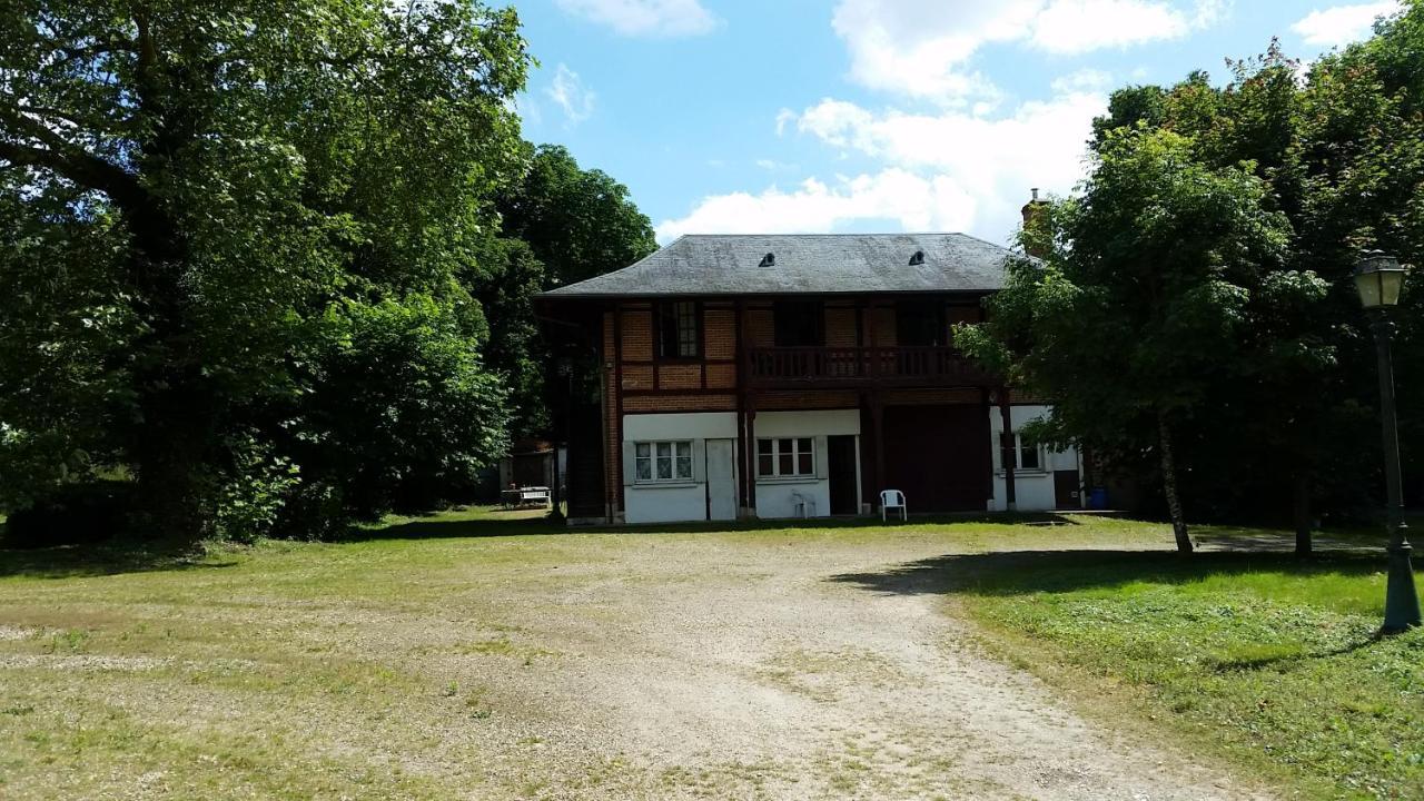 L'été Près De La Loire - Dans Le Parc D'une Maison Ancienne Hébergement de vacances *
